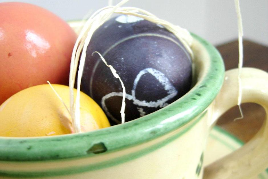 Use plants to dye eggs for Easter